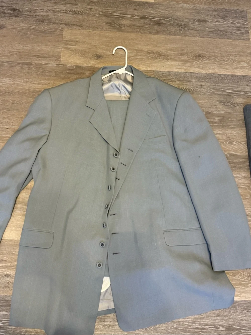 Men's Light Gray Tailored Suit - Classic 3-Button Style